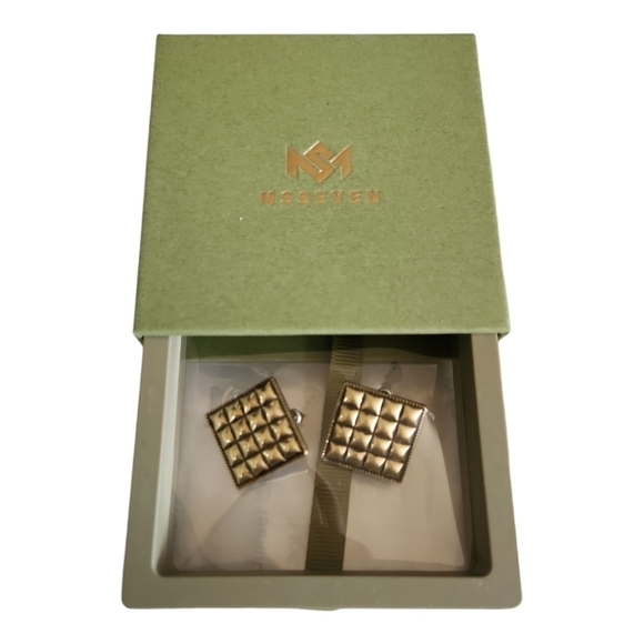 MSSEVEN Gold Square Earrings - Picture 5 of 5